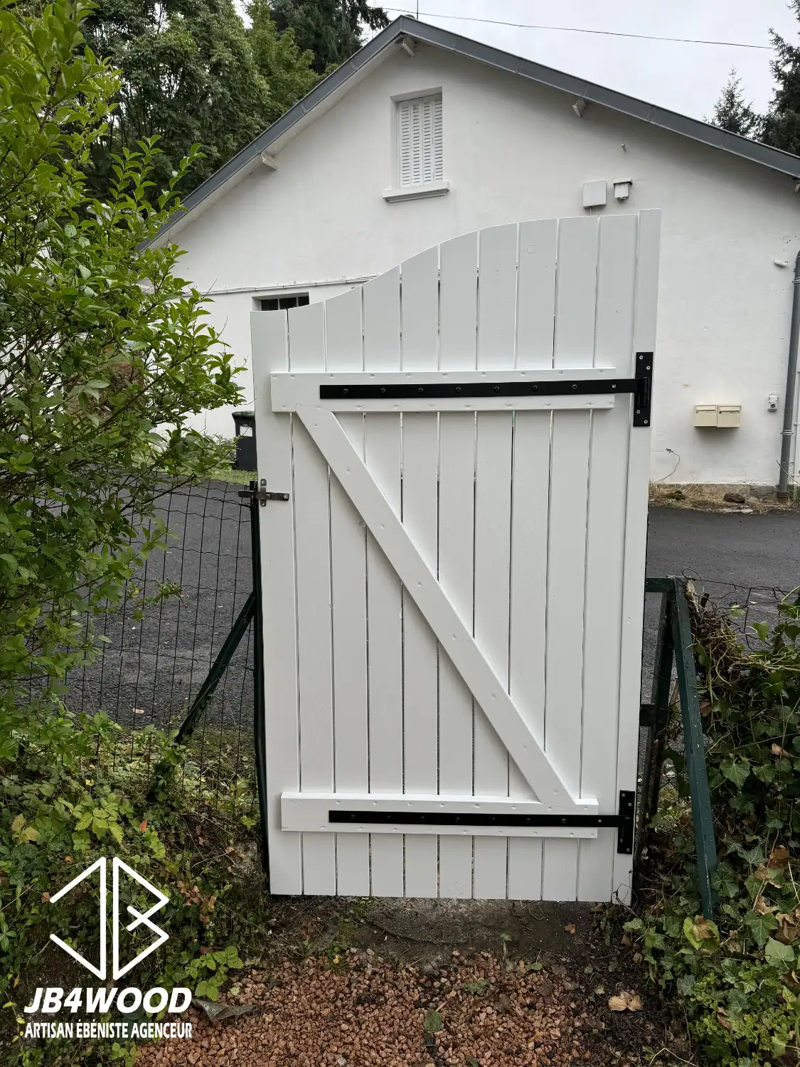 Portillon en bois peint exposé en extérieur, finition protectrice
