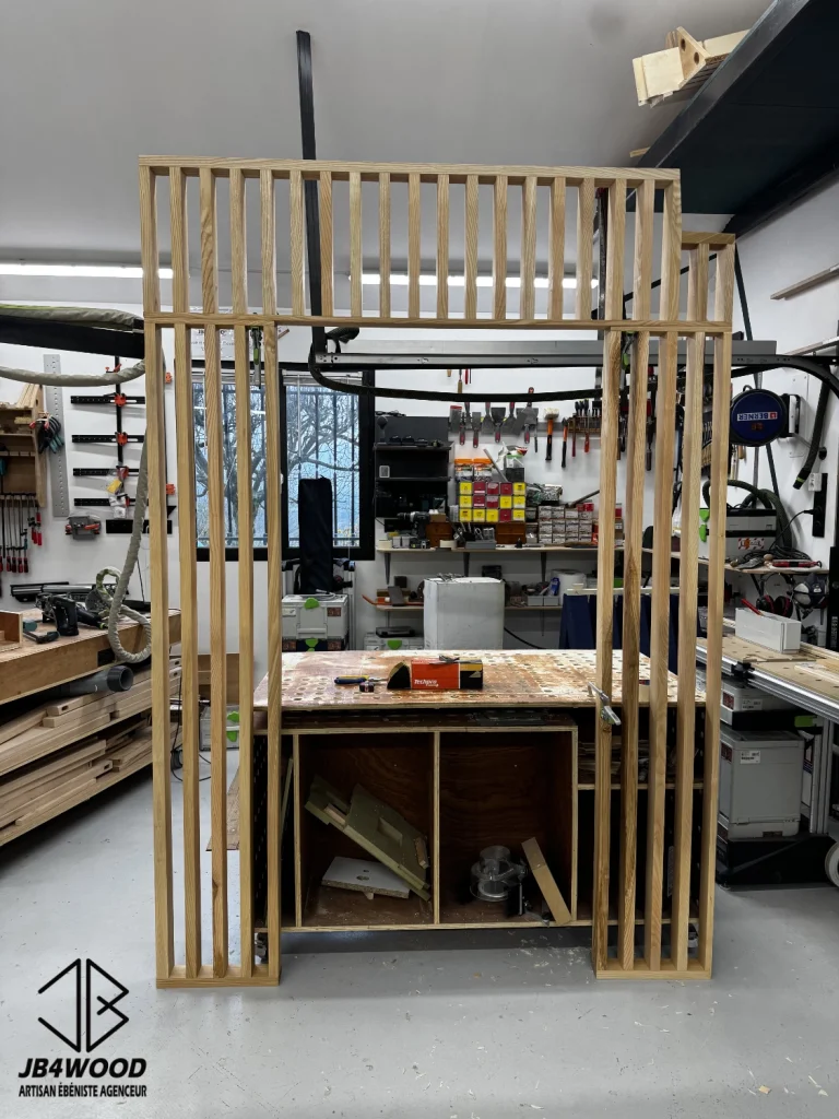 Montage à blanc d'un claustra bois en frêne massif pour s'assurer que tout soit parfait avant la livraison et l'installation sur site.