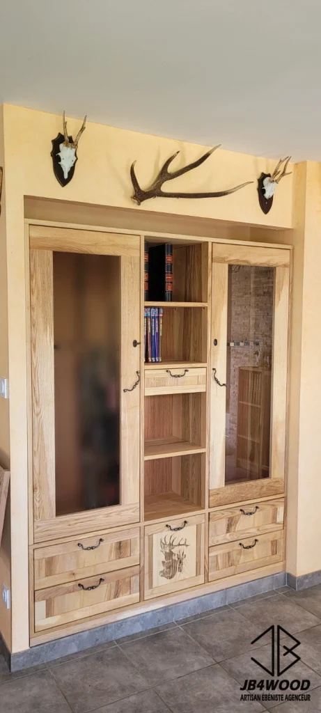 Pose d'une armoire à fusils en bois massif au design unique dans un ancien placard
