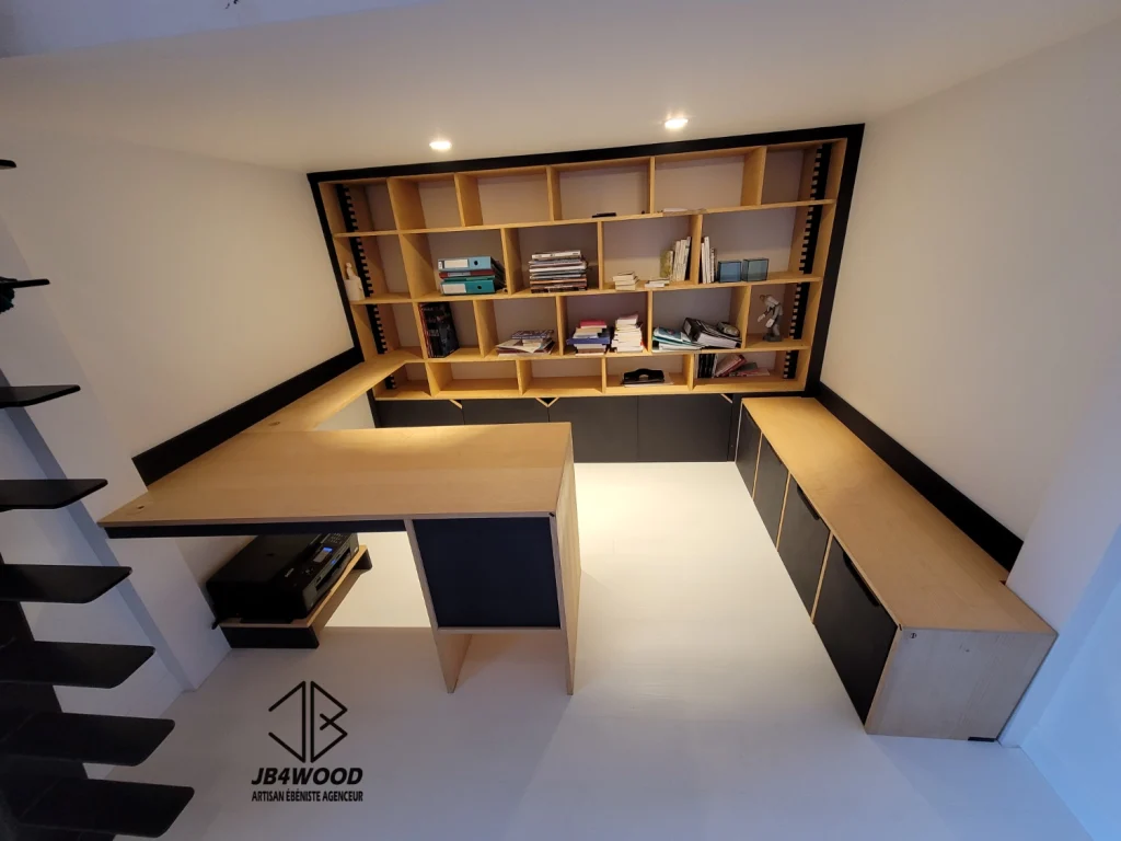 Conception et installation d'une bibliothèque en bois avec bureau et tablette intégrant un chargeur à induction. Un banc a été installé sur la droite. Le chargeur à induction a fait l'objet d'un article de 8 pages dans le numéro 64 de la revue "Bois +".