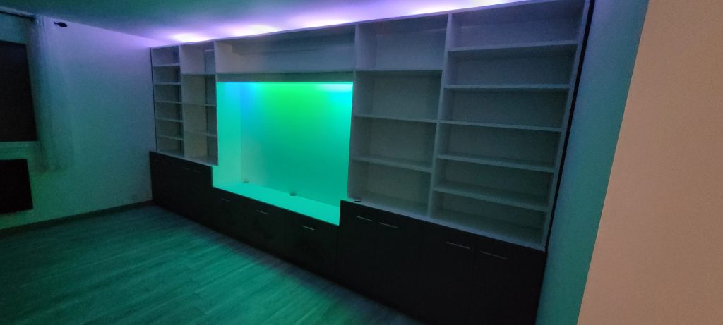 Bibliothèque meuble TV réalisé et installé sur mesure avec bandeau de LED intégrés pilotable par smartphone.