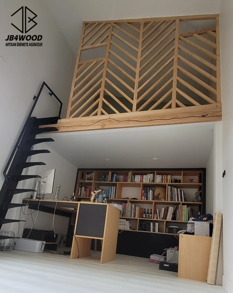 Garde corps en bois massif au dessus d'une bibliothèque sur mesure avec banc et bureau design.