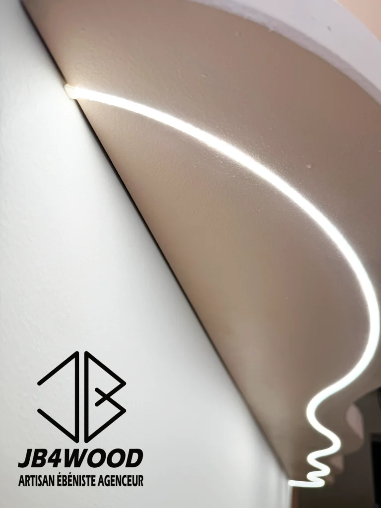 Voici une étagère en bois peinte avec un bandeau LED incrusté suivant la forme courbée de cette dernière. La forme a été dessinée spécialement pour le client avec plusieurs longueurs d'étagères différentes.