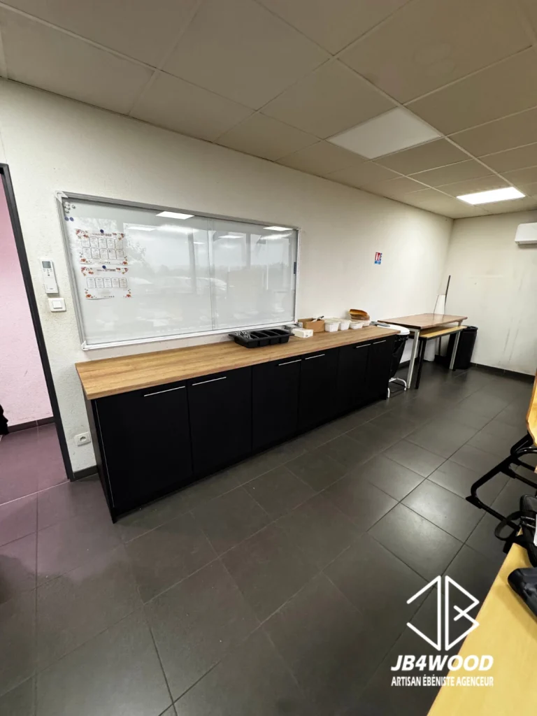 Buffet salle de pause usine sur mesure — JB4WOOD ébéniste agenceur Auvergne