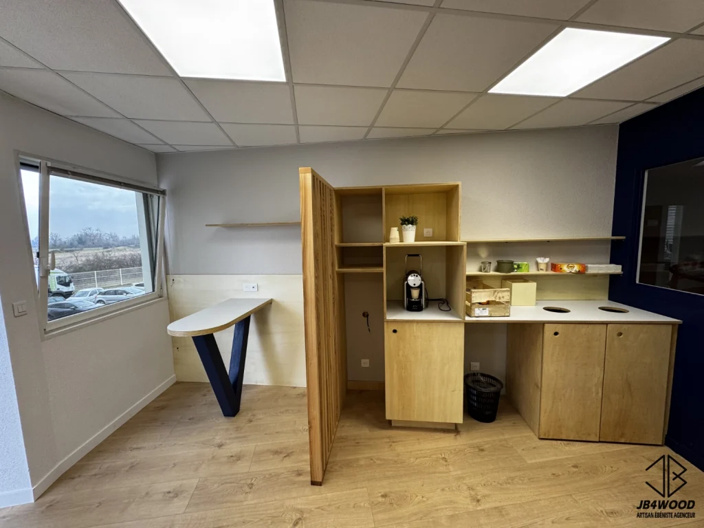 Fabrication et installation d'un espace cuisine et mange debout, séparé par un claustra en bois de frêne massif pour une salle de pause en entreprise.
