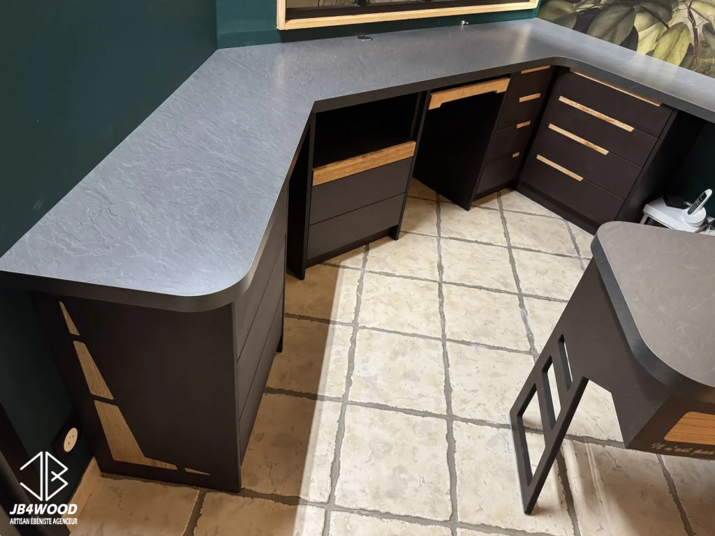 Conception, fabrication et installation de ce magnifique bureau. Les usinages numériques ont tous été réalisés à l'atelier et dessinés au préalable en 3D pour affiner le visuel avec le client. Le plan de travail comporte des formes arrondies ergonomiques et visuellement magnifique.