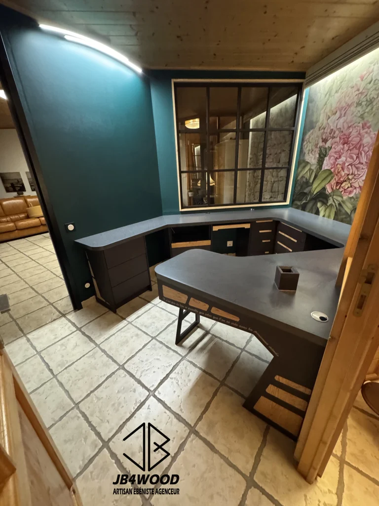 Conception, fabrication et installation de ce magnifique bureau. Les usinages numériques ont tous été réalisés à l'atelier et dessinés au préalable en 3D pour affiner le visuel avec le client. Le plan de travail comporte des formes arrondies ergonomiques et visuellement magnifique.