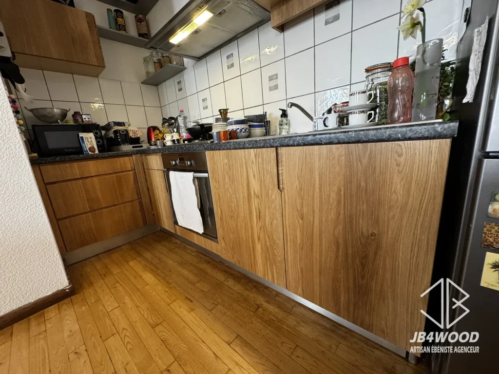 Cuisine rénovée façades placage chêne, plan granit noir, plinthe inox brossé — JB4WOOD