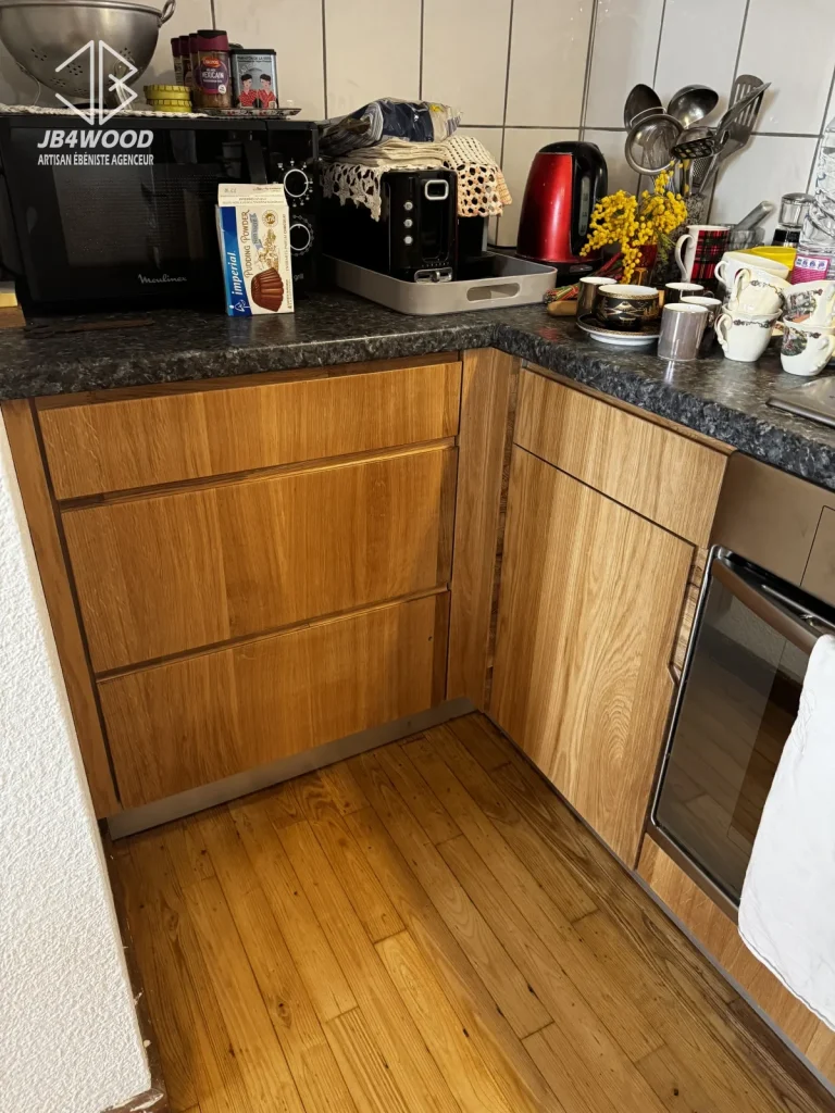 Tiroirs cuisine placage chêne, plan de travail granit, ouverture par préhension — JB4WOOD