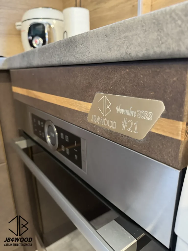 Insert laiton gravé numéroté — Cuisine d'exception JB4WOOD ébéniste agenceur