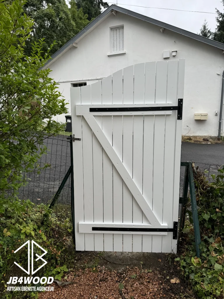Réalisation sur mesure d'un portillon en bois de douglas peint avec une forme originale.