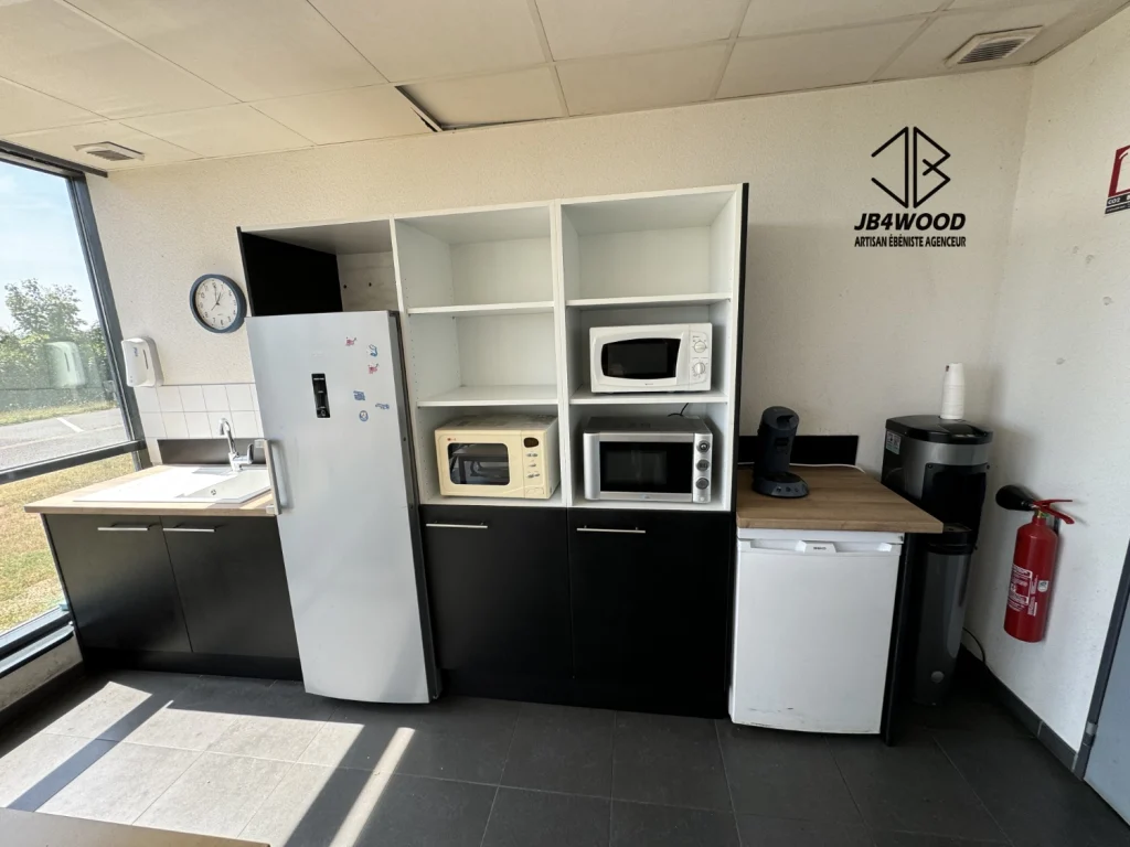 Conception, fabrication et installation d'une salle de pause d'entreprise.