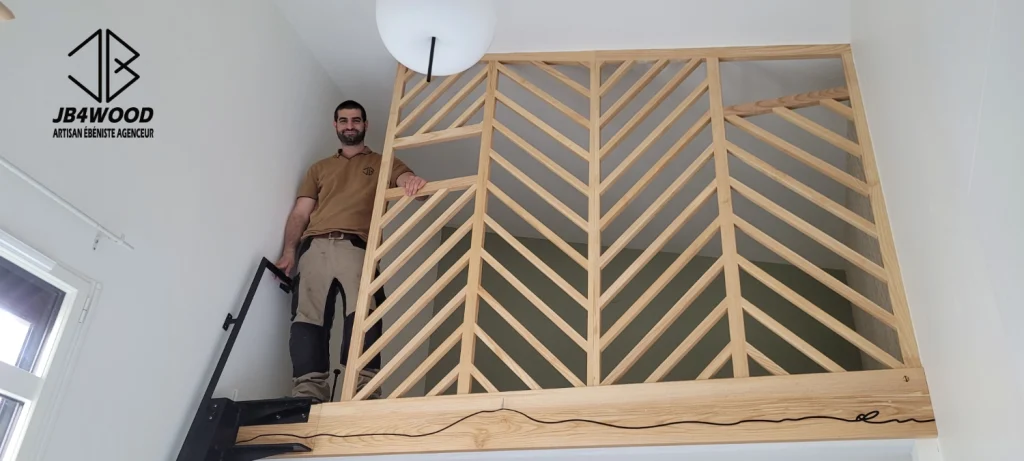 Installation d'un garde corps en bois massif de frêne au design unique. Le cache de la partie basse a été gravé avec la chaîne des Puy (vue de la fenêtre du client). Les initiales du client ont été intégré en fin de tracé. La pointe du Puy-de-Dôme est réalisée en étain coulé brossé, cette réalisation est unique et sur mesure.