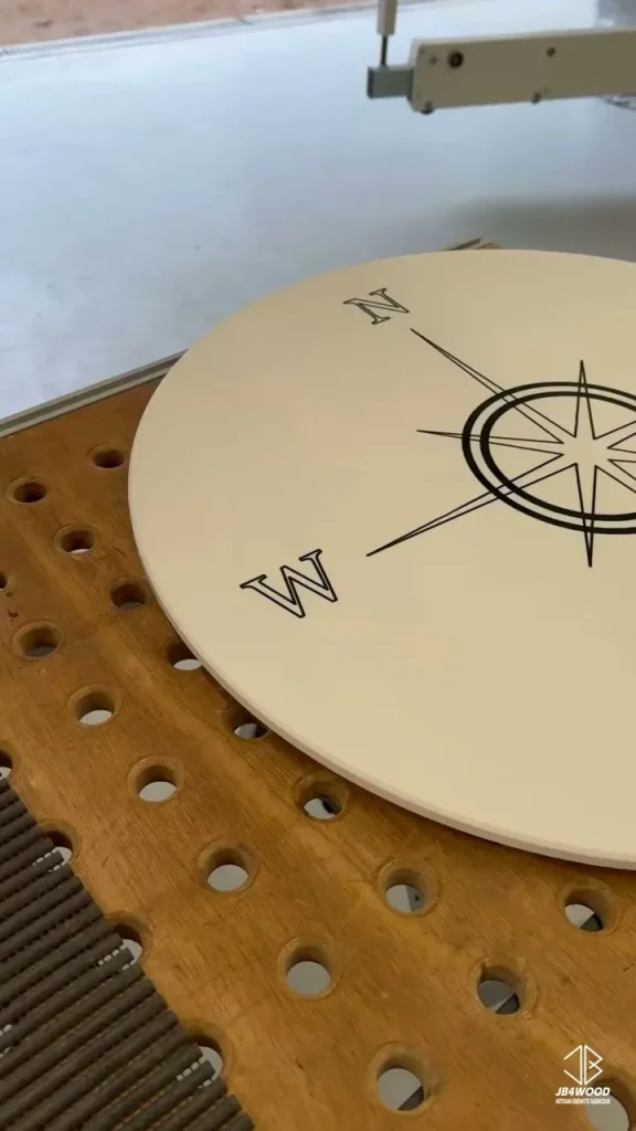 Table ronde en Planacryl gravée d'une boussole type rose des vents — JB4WOOD ébéniste artisan en Auvergne