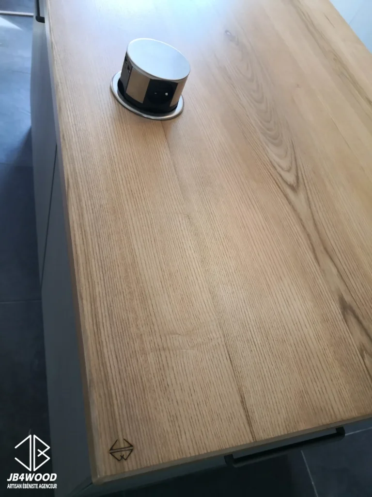 Ilot Central de Cuisine Bois Massif Frene Prises Electriques Integrees — Cuisine sur mesure JB4WOOD ébéniste agenceur…