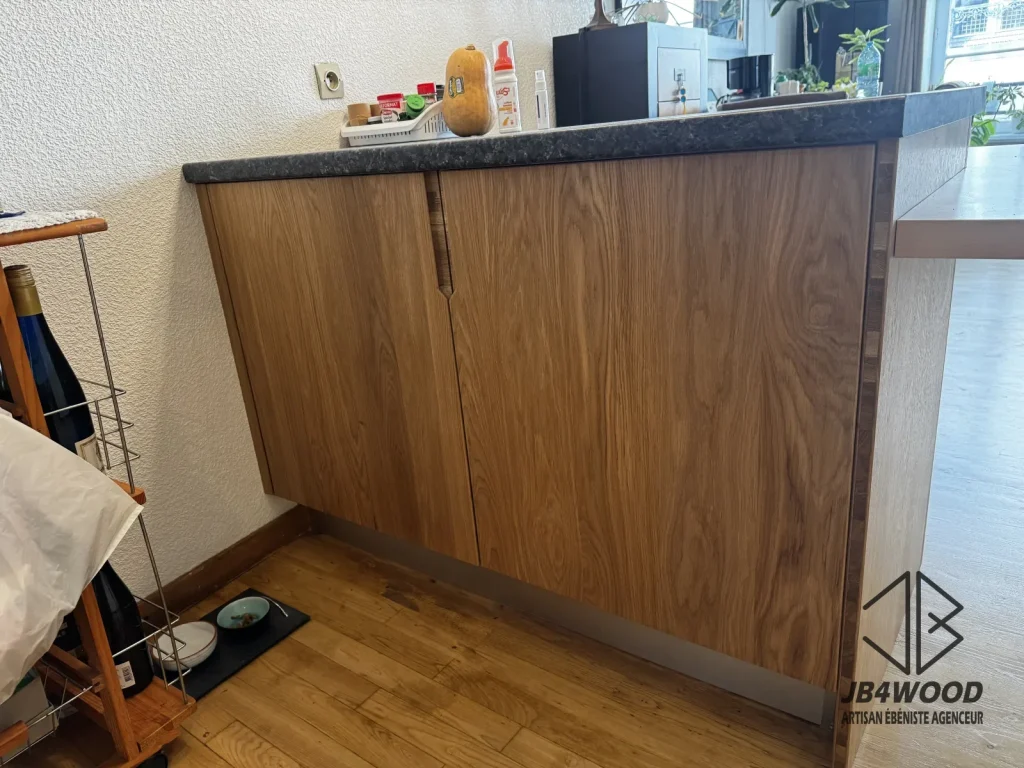 Îlot de cuisine façade placage noyer plan de travail granit noir — JB4WOOD