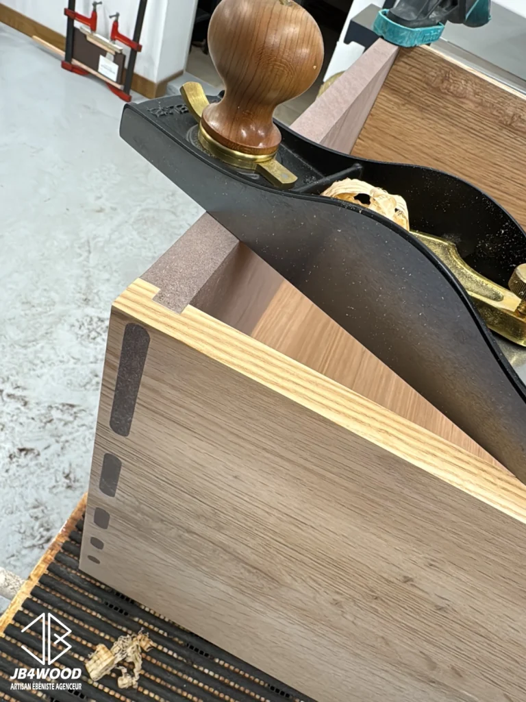 Conception d'un assemblage spécifique de tiroir bois. Il est réalisé en chêne rouge d'Amérique marié avec du Valchromat chocolat. Ces assemblages ont été réalisés spécialement à la demande du client. Le nombre d'or a été utilisé pour répartir les proportions de l'assemblage et garantir un visuel d'exception