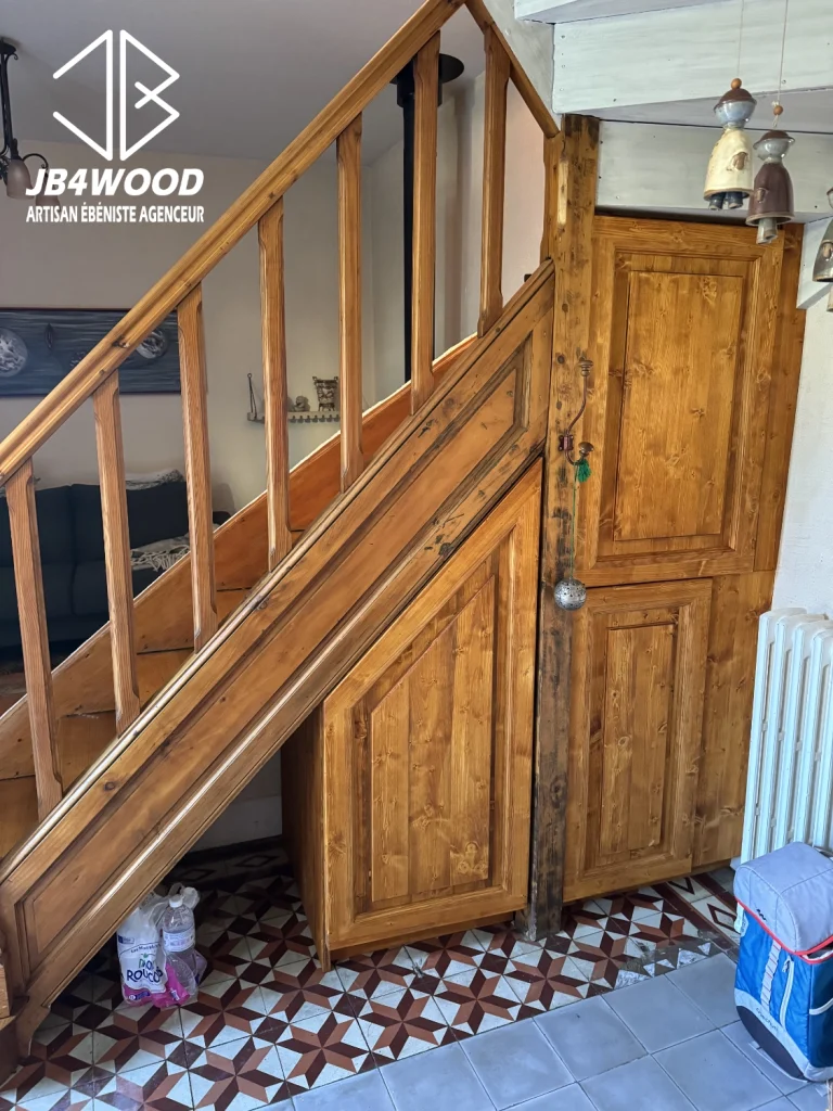 Aménagement sous escalier en bois existant avec teinte sur mesure pour marier l'ensemble. La porte de gauche est un énorme tiroir coulissant laissant l'accès aux chaussures et sacs à main. Sur la droite nous avons une penderie en partie basse ainsi qu'un placard à vaisselle en partie haute. Les portes s'ouvrent toutes en "push to open", c'est à dire ouverture par pression.