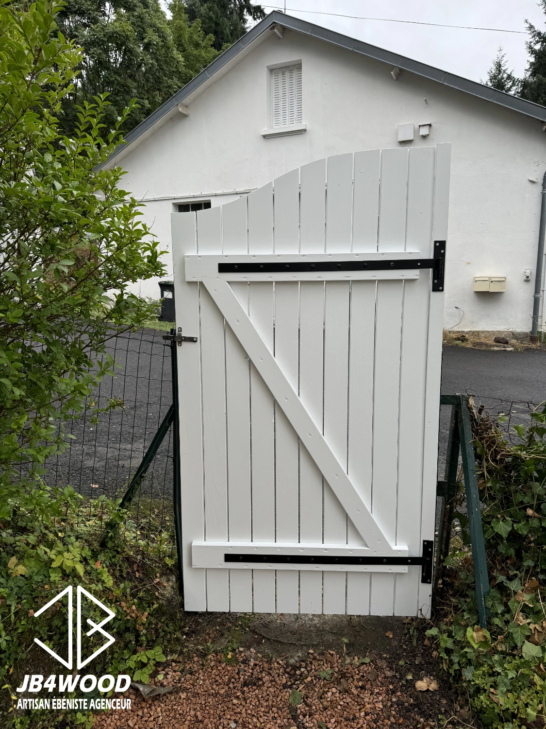 Portillon en bois peint blanc sur mesure, ouvrage extérieur