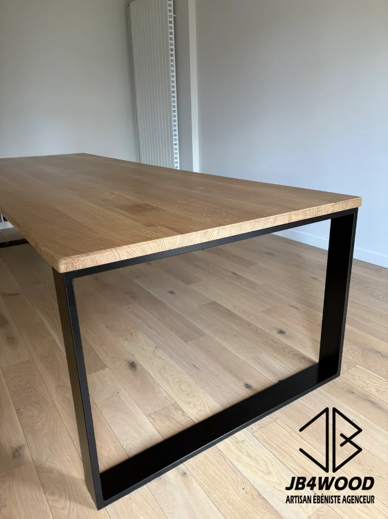 Table en chêne massif de 3 mètres de long avec ses 2 rallonges de 50cm chacune pour faire une tablée de 4 mètres de long pour les grands événements. Les pieds métallique est thermolaqué noir. J'ai conçu un système de rallonges tout à fait invisible tout en conservant l'esthétique du piètement voulu par les clients. Il y a un vernis transparent mat/satiné qui donne un super rendu naturel et surtout une superbe protection.