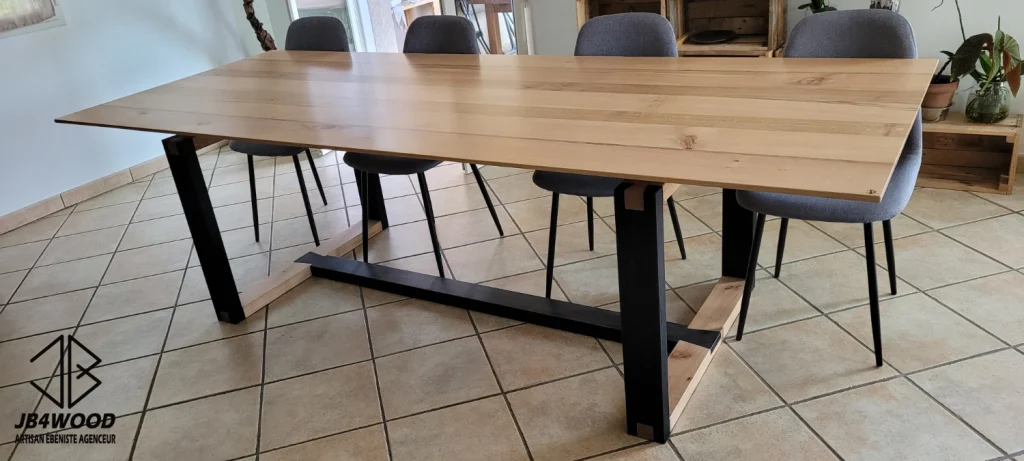 Grande table en bois avec mélange des essences (chêne et hêtre) et assemblages anciens à queue d'aronde et queue d'aronde à mi-bois pour le piètement. Dimensions 2,6x1m