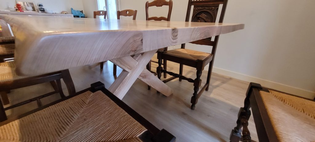 Photo du piétement de table en "X" avec bord de table en "live edge".