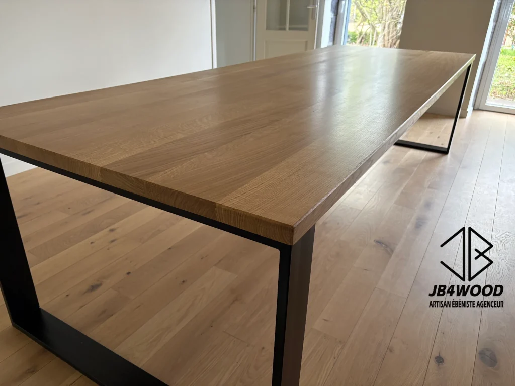 Table en chêne massif de 3 mètres de long avec ses 2 rallonges de 50cm chacune pour faire une tablée de 4 mètres de long pour les grands événements. Les pieds métallique est thermolaqué noir. J'ai conçu un système de rallonges tout à fait invisible tout en conservant l'esthétique du piètement voulu par les clients. Il y a un vernis transparent mat/satiné qui donne un super rendu naturel et surtout une superbe protection.