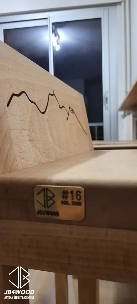 Tabouret gravé puy de Dôme bois hêtre — JB4WOOD