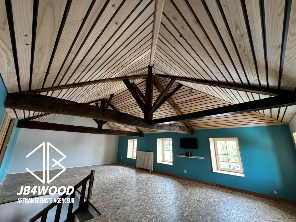 Plafond en claire-voie douglas posé entre fermes en chêne apparentes, sous combles — JB4WOOD