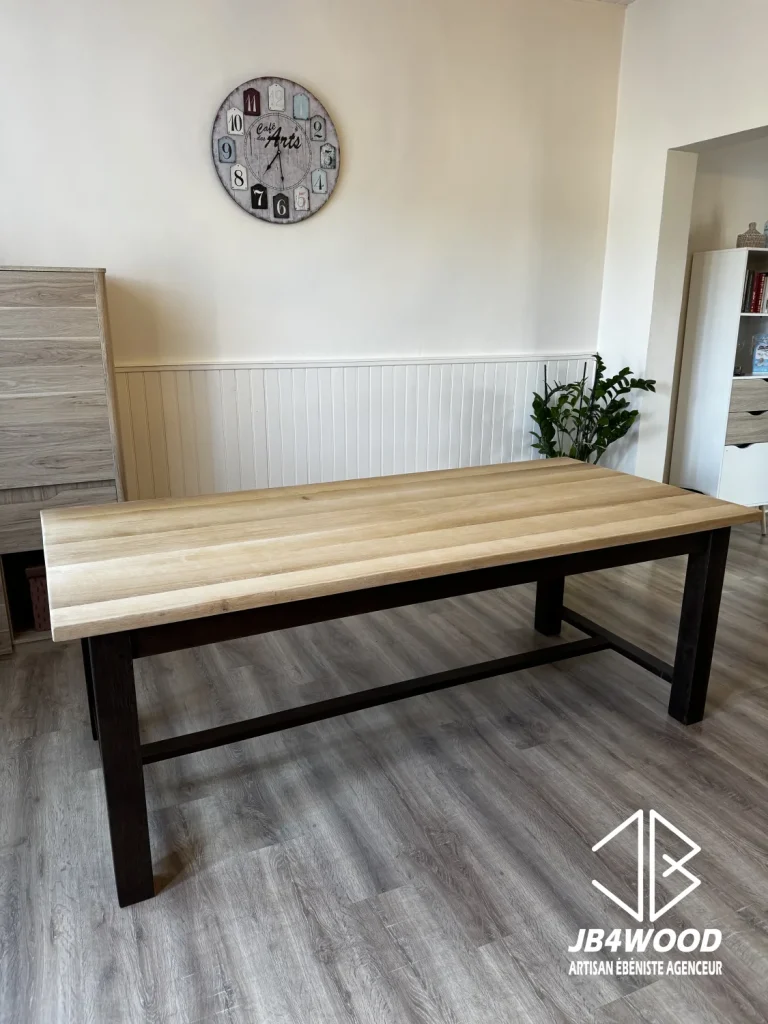 Table de salle à manger en chêne massif clair, piétement ébonisé noir — JB4WOOD