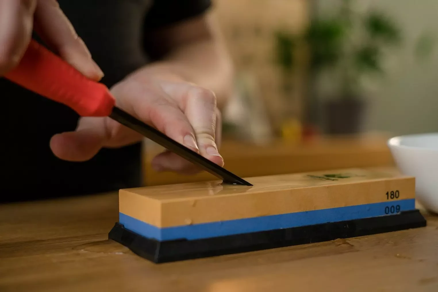 Outil à main affûté à plat sur une pierre à eau combinée, à l'atelier JB4WOOD à Montpensier