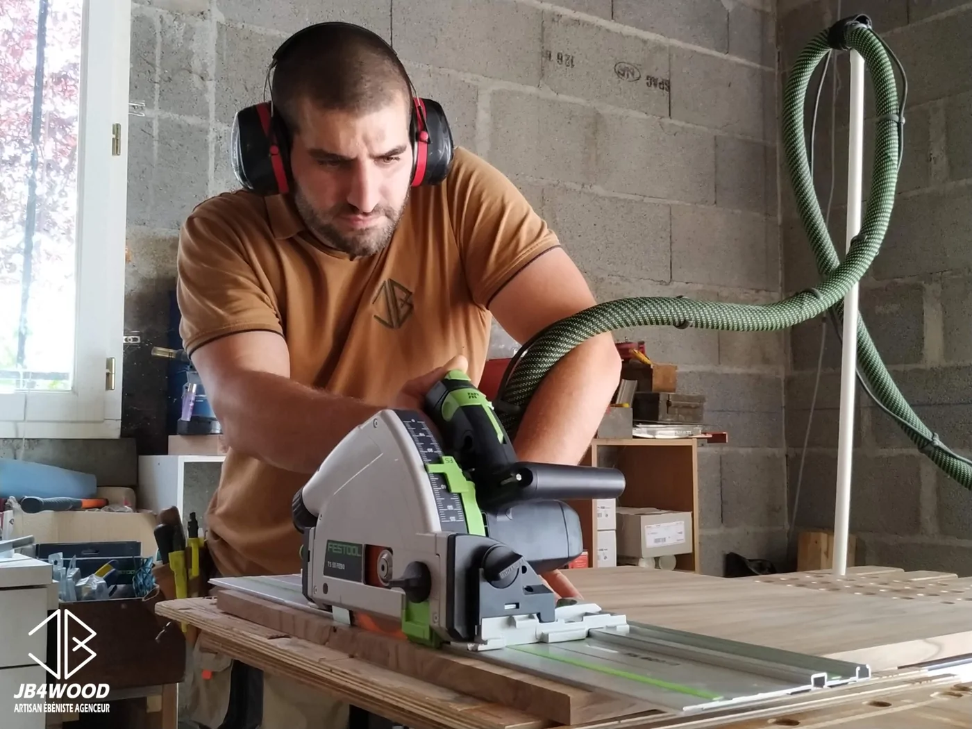 Jérémy Benhayoun, ébéniste agenceur JB4WOOD, à la scie plongeante dans son atelier de Montpensier